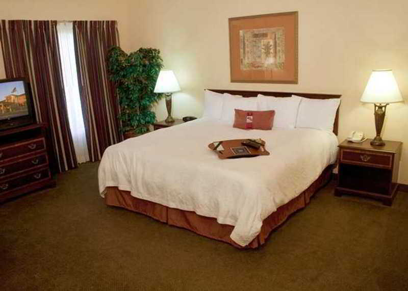 Hampton Inn & Suites Дентън Екстериор снимка