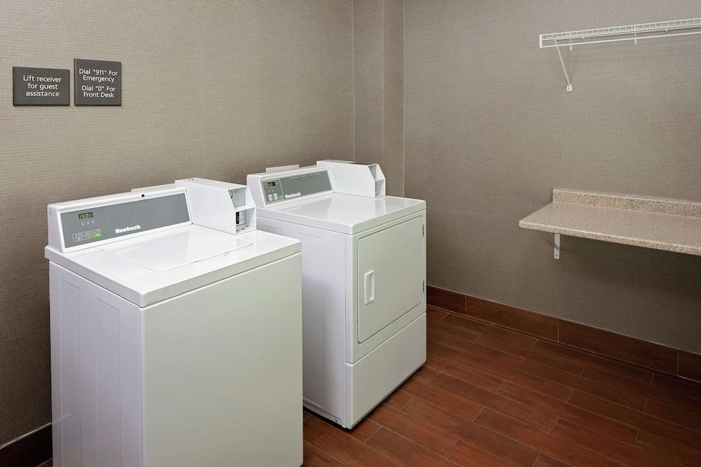 Hampton Inn & Suites Дентън Екстериор снимка