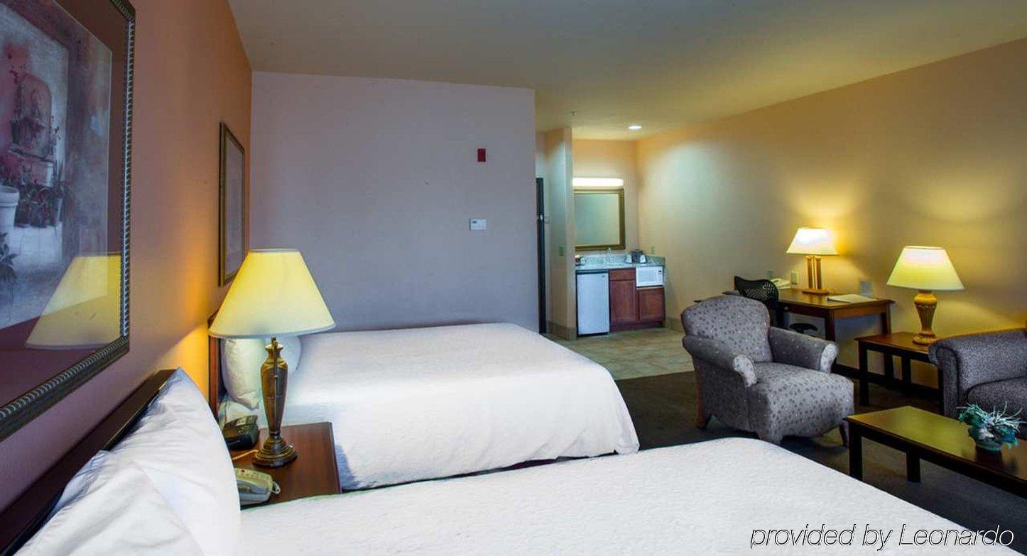 Hampton Inn & Suites Дентън Екстериор снимка