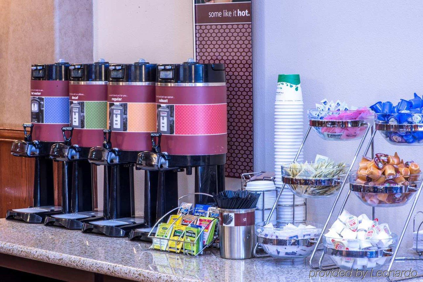 Hampton Inn & Suites Дентън Екстериор снимка