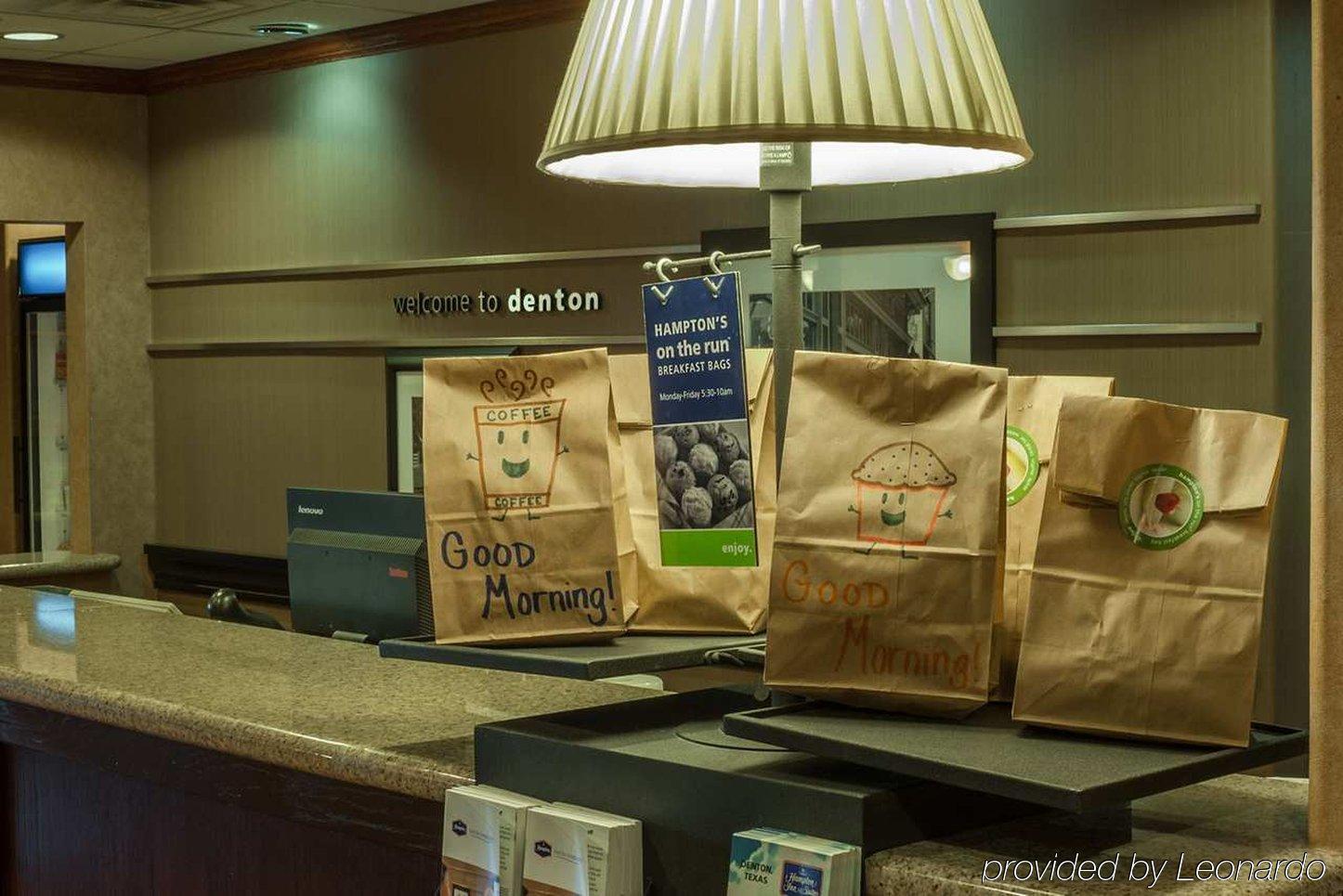 Hampton Inn & Suites Дентън Екстериор снимка